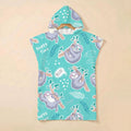Poncho serviette a capuche motif paresseux turquoise, presente de face sur un cintre.