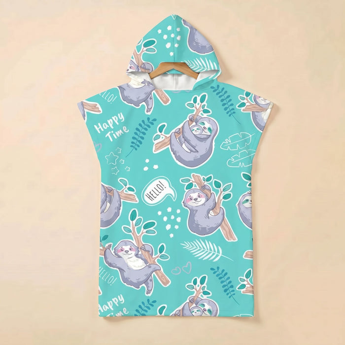 Poncho serviette a capuche motif paresseux turquoise, presente de face sur un cintre.