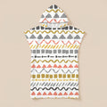 Poncho serviette à capuche motif zigzags graphiques présenté à plat sur un fond uni clair.