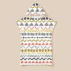 Poncho serviette à capuche motif zigzags graphiques présenté à plat sur un fond uni clair.
