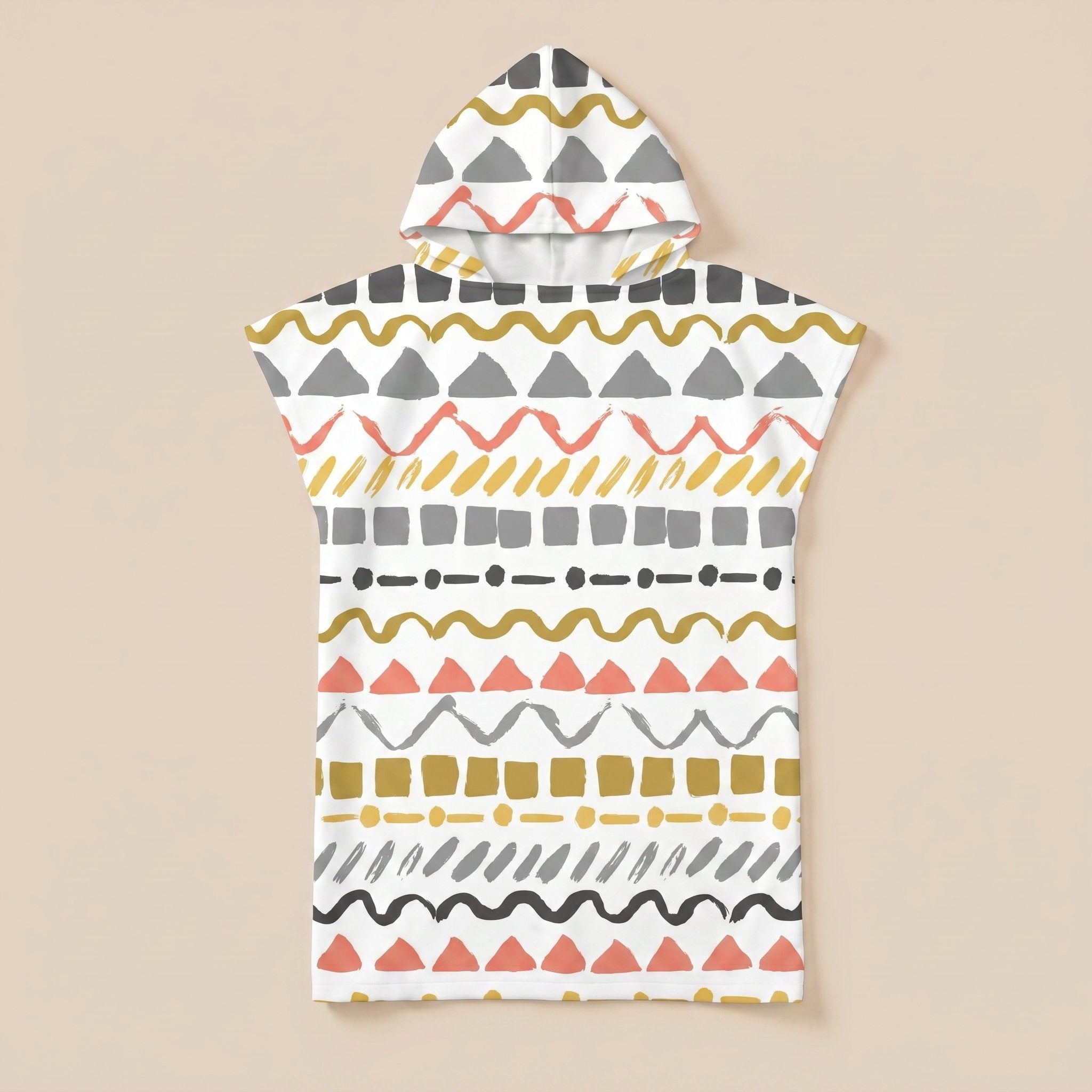 Poncho serviette à capuche motif zigzags graphiques présenté à plat sur un fond uni clair.