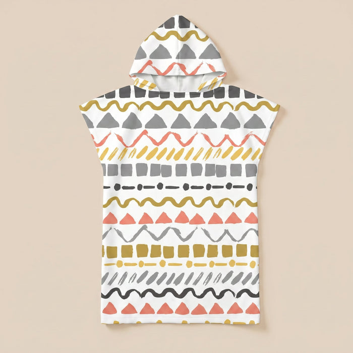 Poncho serviette à capuche motif zigzags graphiques présenté à plat sur un fond uni clair.