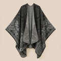 Poncho tricot femme, cape ouverte à motif paisley noir et gris, présentée à plat, motifs détaillés