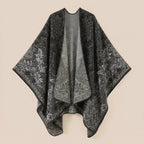 Poncho tricot femme, cape ouverte à motif paisley noir et gris, présentée à plat, motifs détaillés