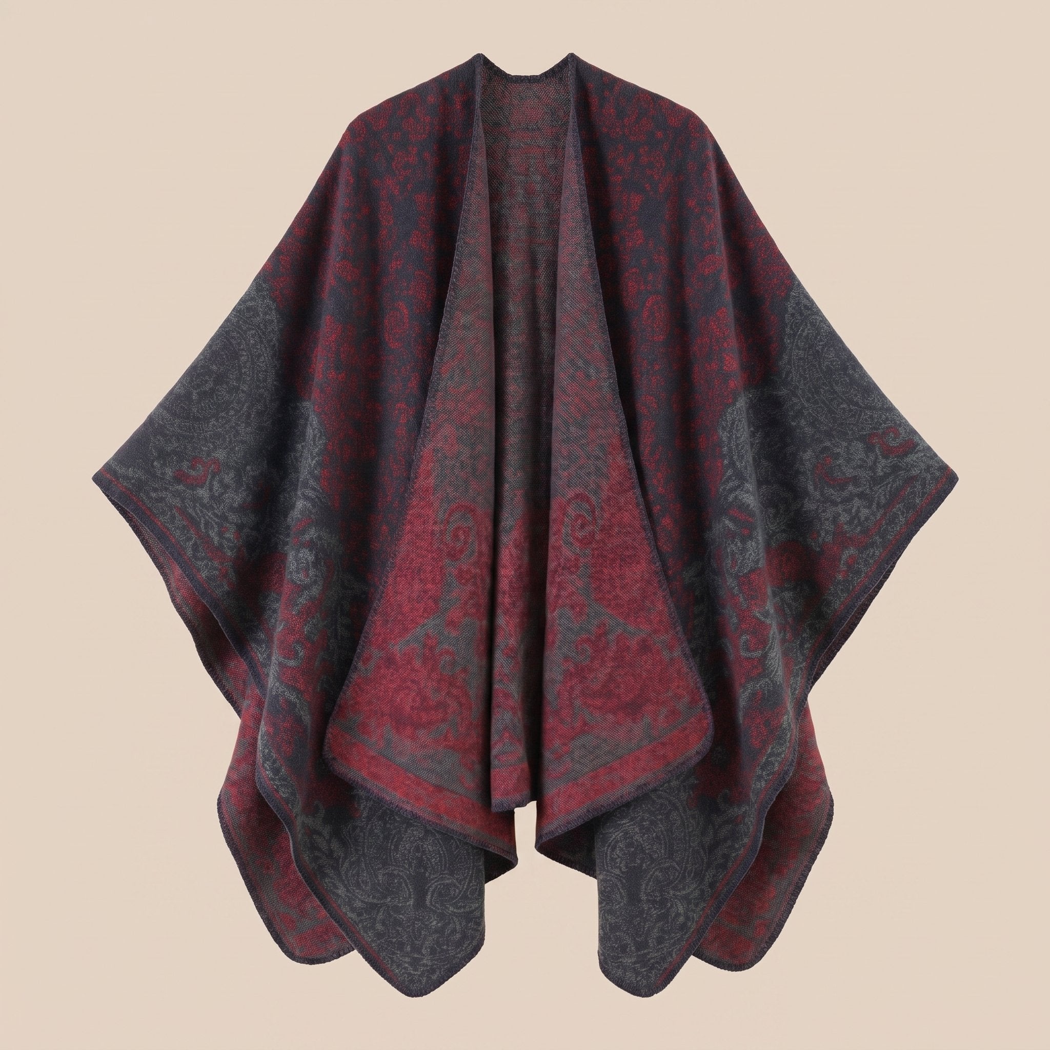 Poncho tricot femme, cape ouverte à motif paisley bordeaux et gris, présentée à plat sur un fond uni