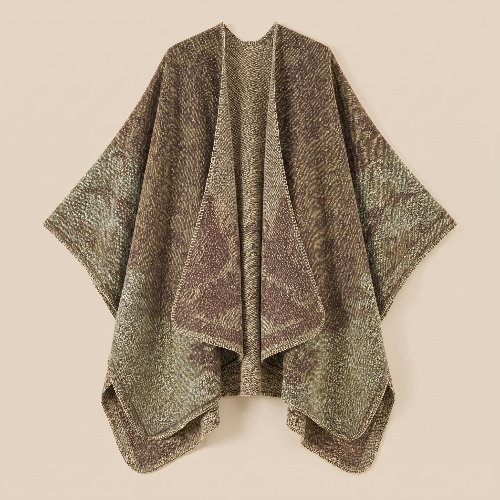 Poncho tricot femme, cape ouverte à motif paisley kaki et marron, présentée à plat sur un fond clair uni