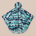 Poncho vélo à chevrons menthe, présenté à plat sur un fond uni clair, vue de dessus.