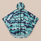 Poncho vélo à chevrons menthe, présenté à plat sur un fond uni clair, vue de dessus.