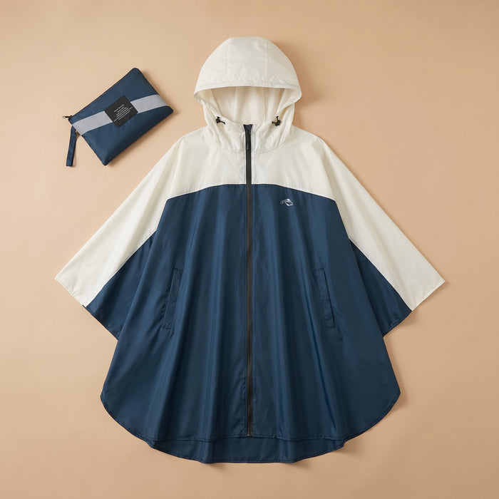 Poncho vélo crème et marine posé à plat avec sa pochette de rangement assortie.