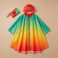 Poncho vélo dégradé arc-en-ciel posé à plat sur un fond uni, avec sa pochette de rangement assortie.