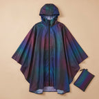 Poncho vélo irisé violet posé à plat avec sa pochette de rangement assortie.
