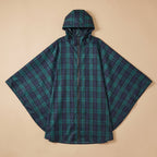 Poncho vélo motif tartan vert, présenté à plat, entièrement déplié sur un fond uni.