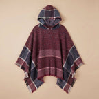 Pull poncho à capuche femme à carreaux, présenté à plat de face, avec ses motifs écossais bordeaux, bleus et gris