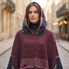 Pull poncho à capuche femme à carreaux, porté de face par une femme, gros plan sur la capuche et les boutons en bois