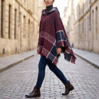 Pull poncho à capuche femme à carreaux, porté de profil par une femme en mouvement, soulignant les motifs écossais latéraux