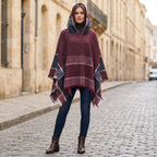 Pull poncho à capuche femme à carreaux, porté de face par une femme debout, montrant la silhouette complète du poncho