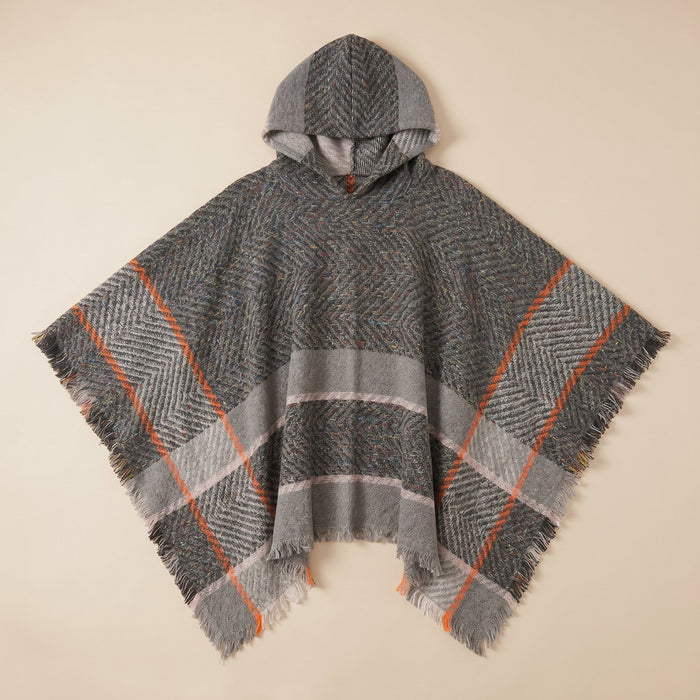 Pull poncho à capuche femme rayé gris, présenté à plat de face. Il est gris avec des motifs à chevrons