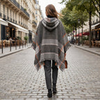 Pull poncho à capuche femme rayé gris, porté de dos par une femme en ville. Le poncho est gris avec des motifs à chevrons et
