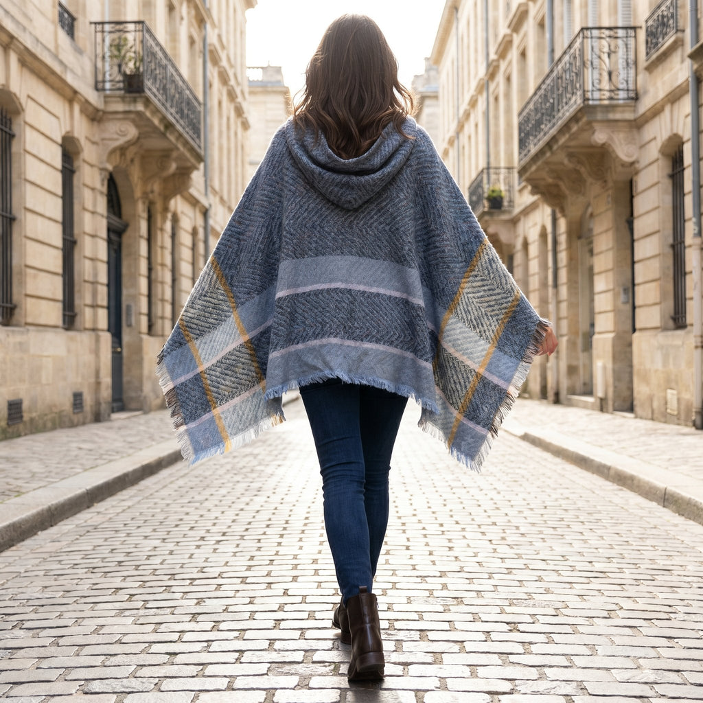 Pull poncho à capuche femme gris-bleu, porté de dos par une femme en extérieur