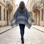 Pull poncho à capuche femme gris-bleu, porté de dos par une femme en extérieur