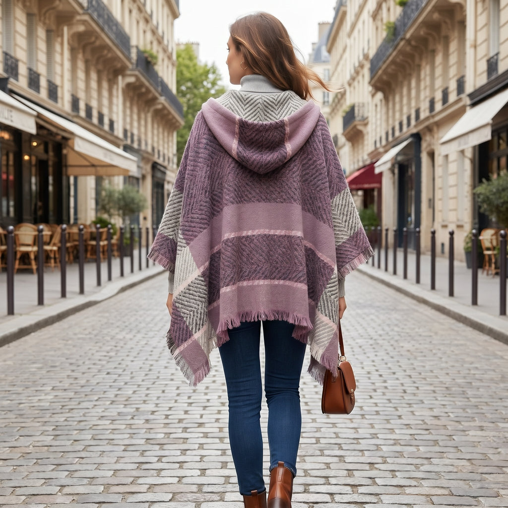 Pull poncho à capuche femme rayé mauve porté de dos par une femme marchant dans une rue pavée. Les rayures mauves et grises