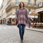 Pull poncho à capuche femme rayé mauve porté de face par une femme marchant